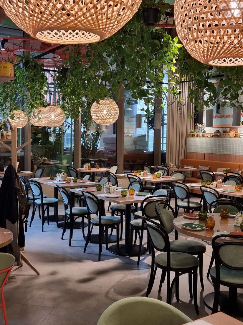 Amenajare cu plante integrată în arhitectura spațiului, PALMIER SHOP