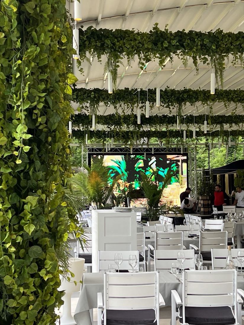 Restaurant cu instalații suspendate din plante artificiale